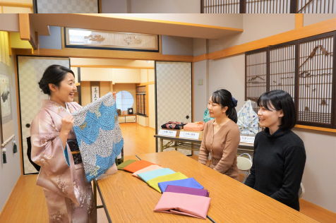 2．Before the experience starts, our instructor tells you history and charm of Furoshiki.