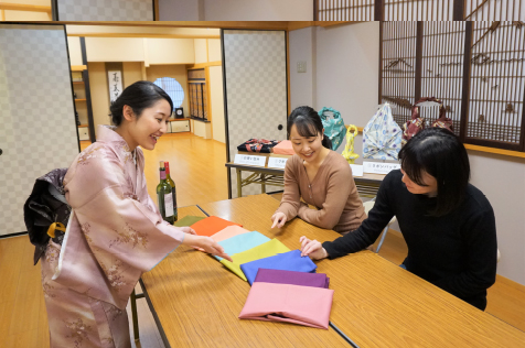 3．Then you choose your own Furoshiki cloth to use in the experience and to take home as a souvenir after the program (one piece per person).